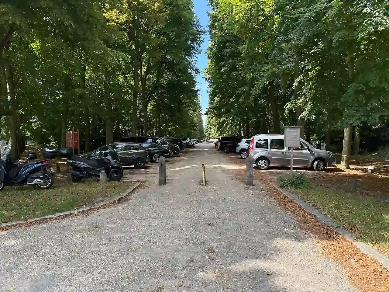 Allée de Bailly parking
