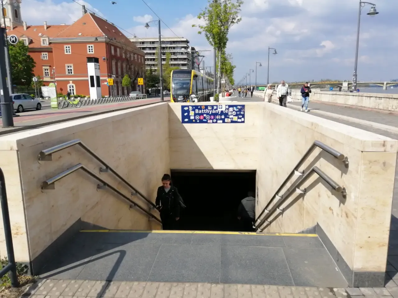 Batthyany ter metro station entrance