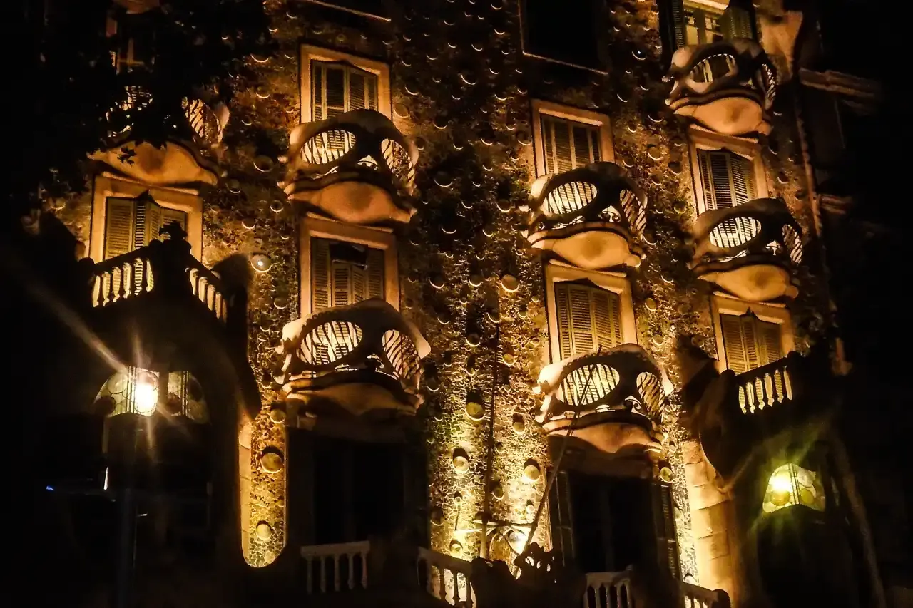 Casa Batlló illuminated at night