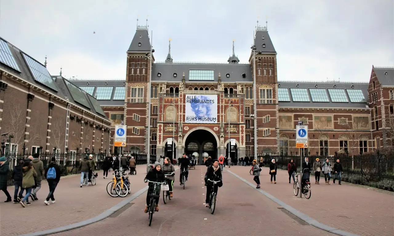 Cyclists at the Rijksmuseum