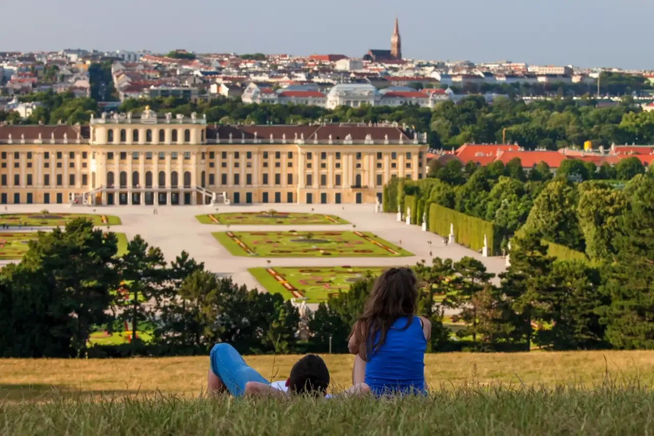 How long to visit Schönbrunn Palace