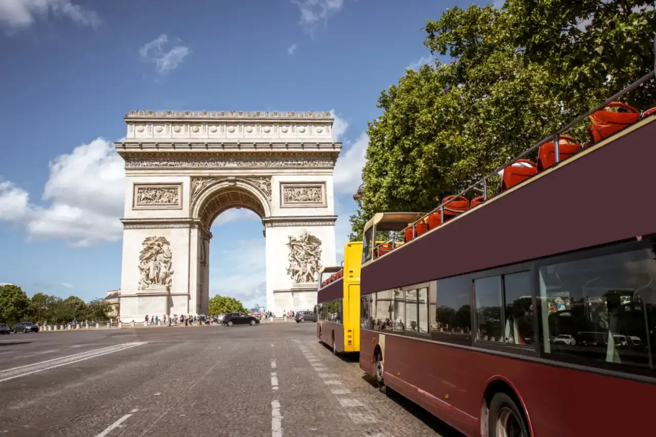 How to get to the Arc de Triomphe by bus