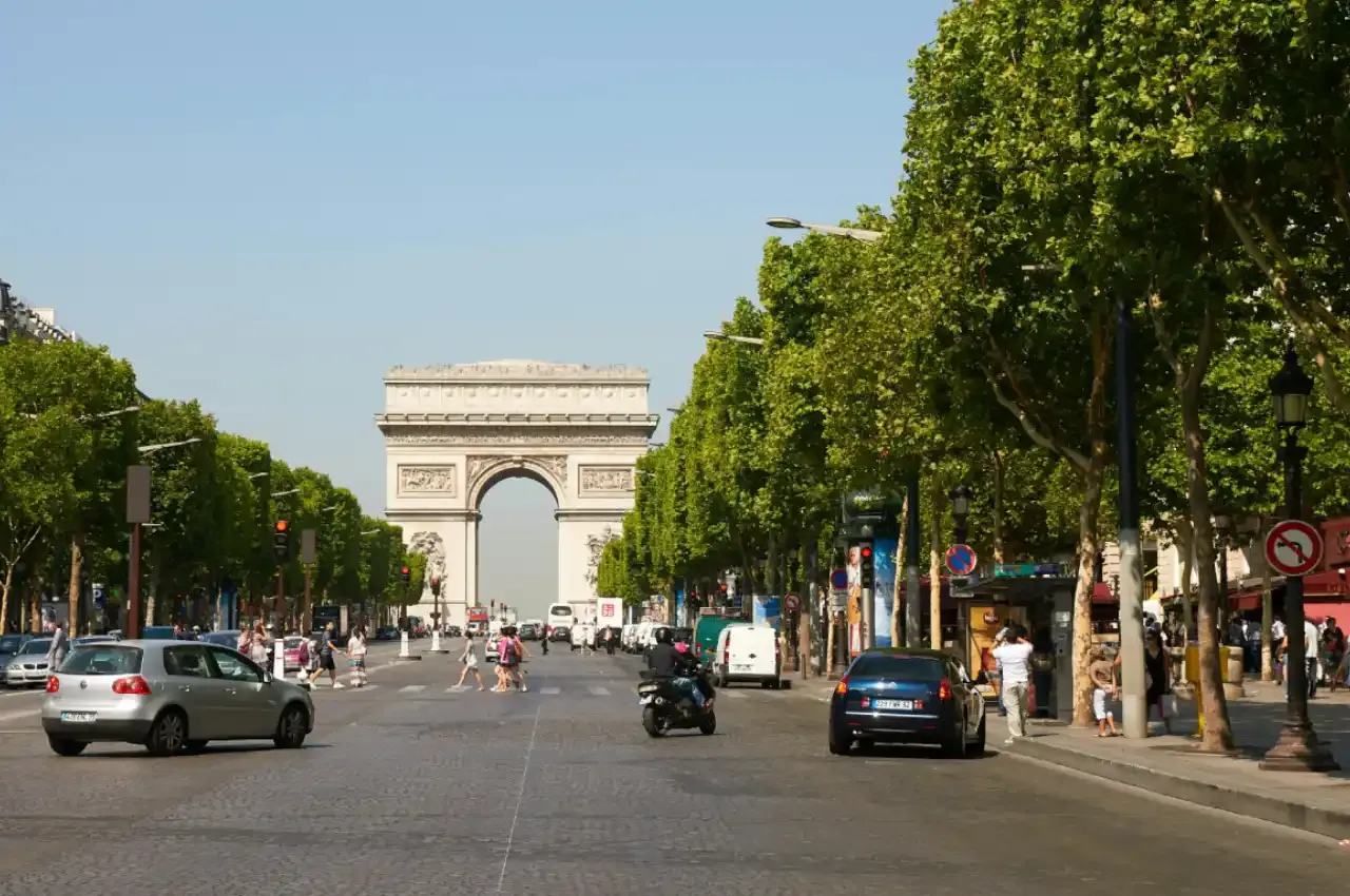 How to get to the Arc de Triomphe by car or taxi