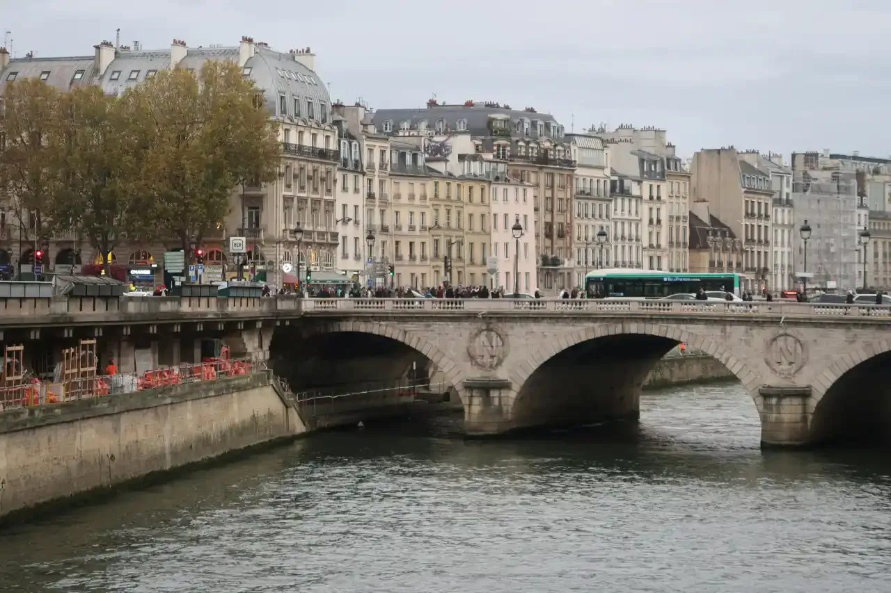 How to get to the Seine cruises by bus