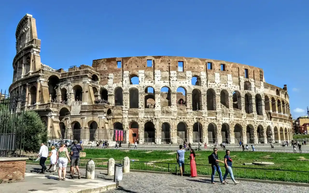 How to get to the Colosseum on foot