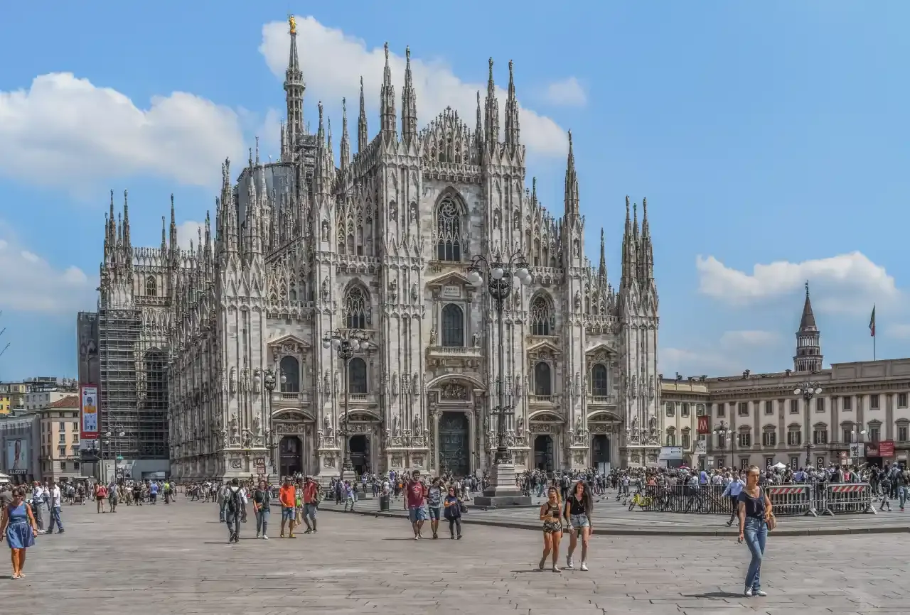 How to get to the Duomo Milan on foot