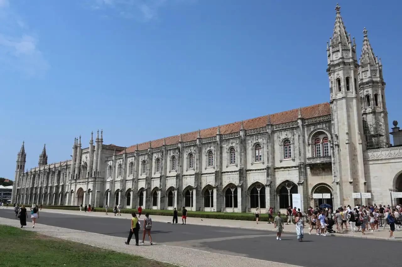 How to get to the Jerónimos Monastery on foot