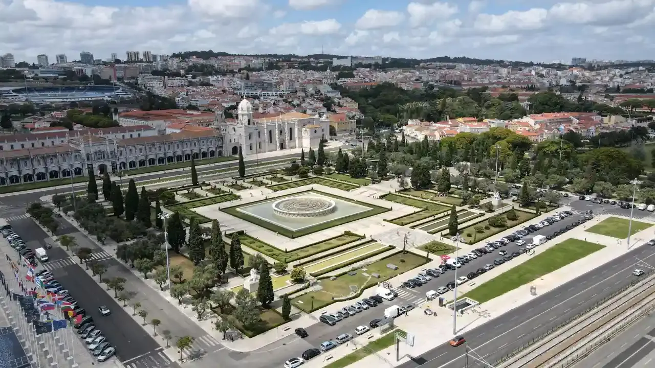 How to get to the Jerónimos Monastery