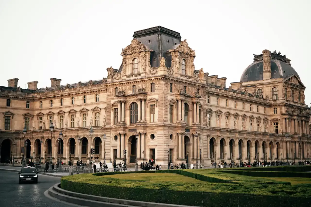 How to get to the Louvre Museum