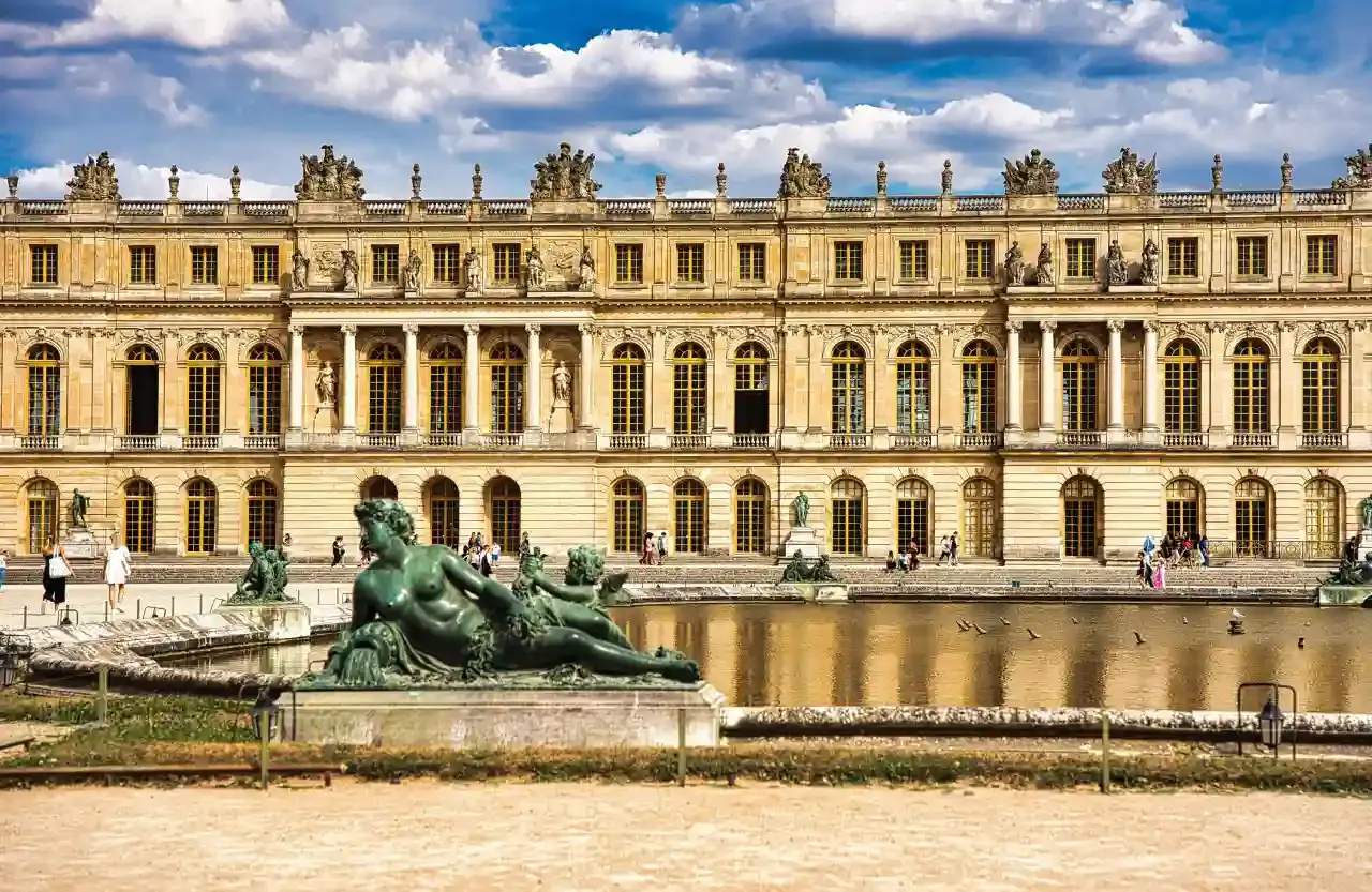 How to get to Versailles Palace on foot