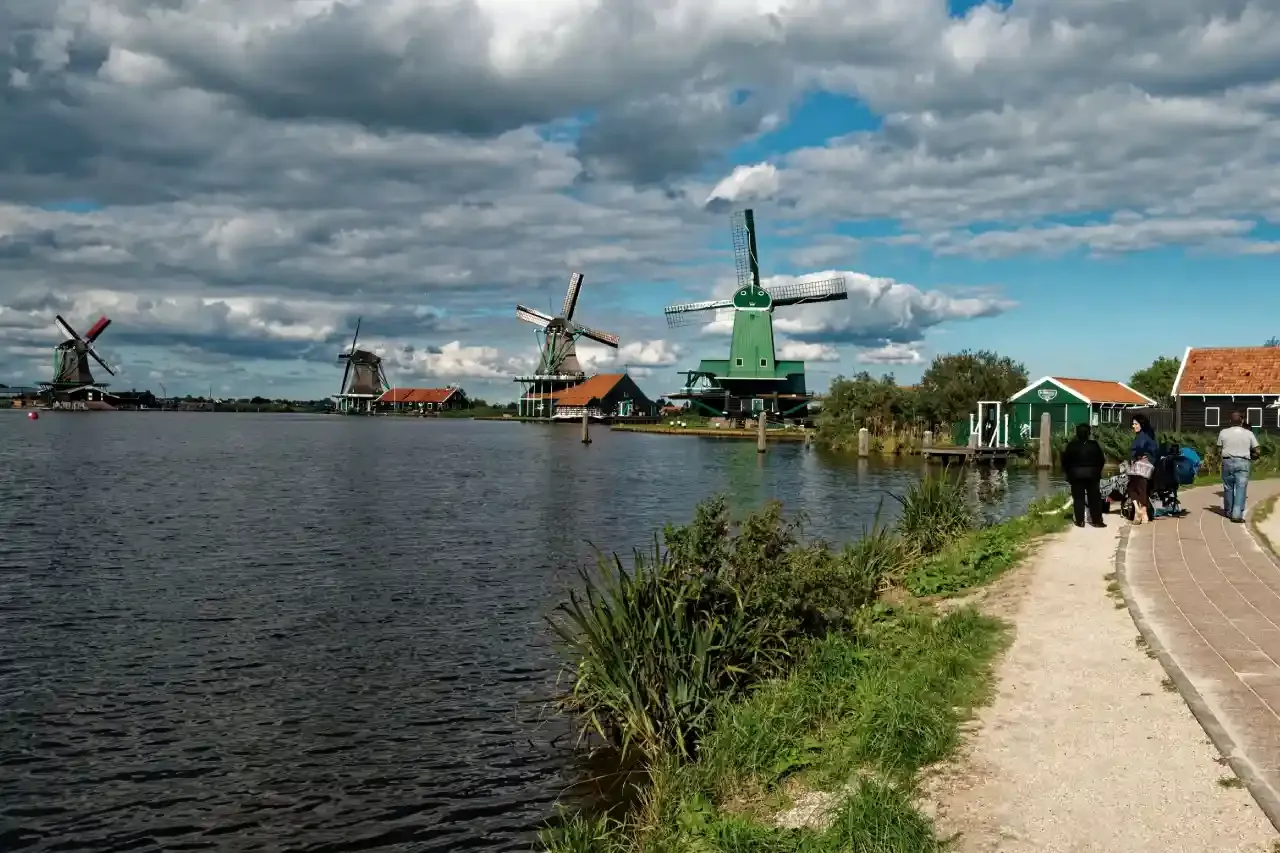 How to get to Zaanse Schans on foot