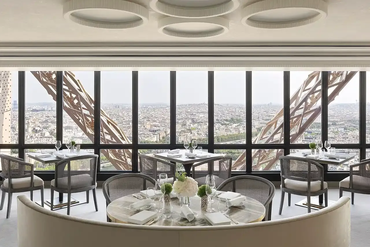 Le Jules Verne restaurant