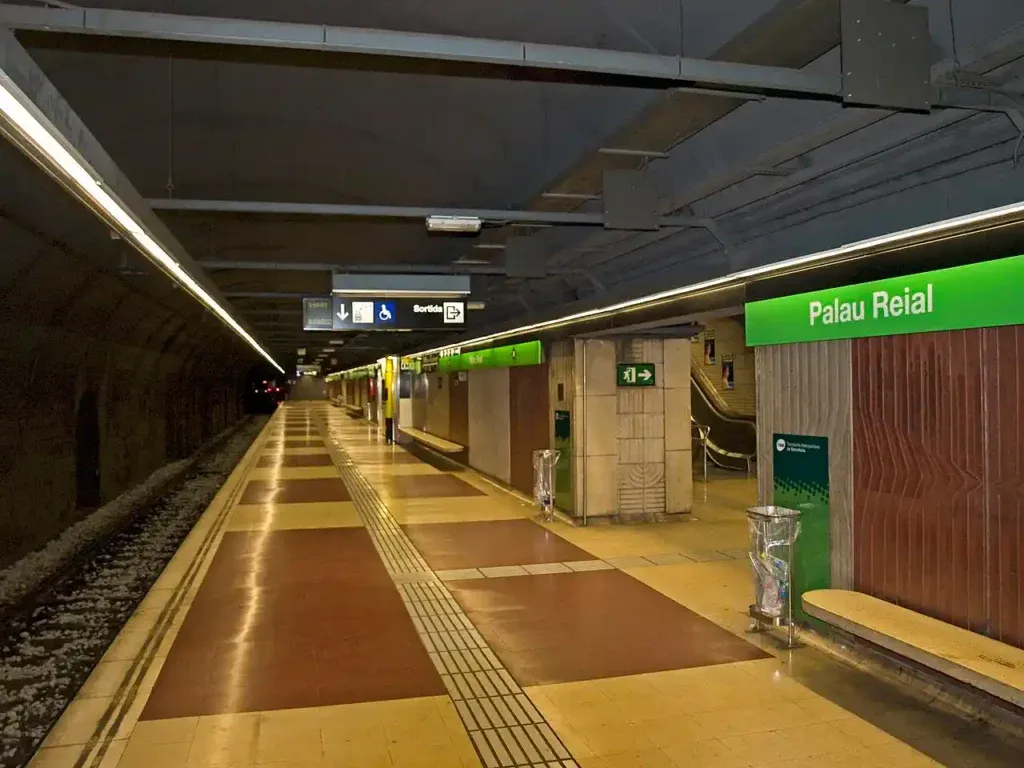 Palau Reial station