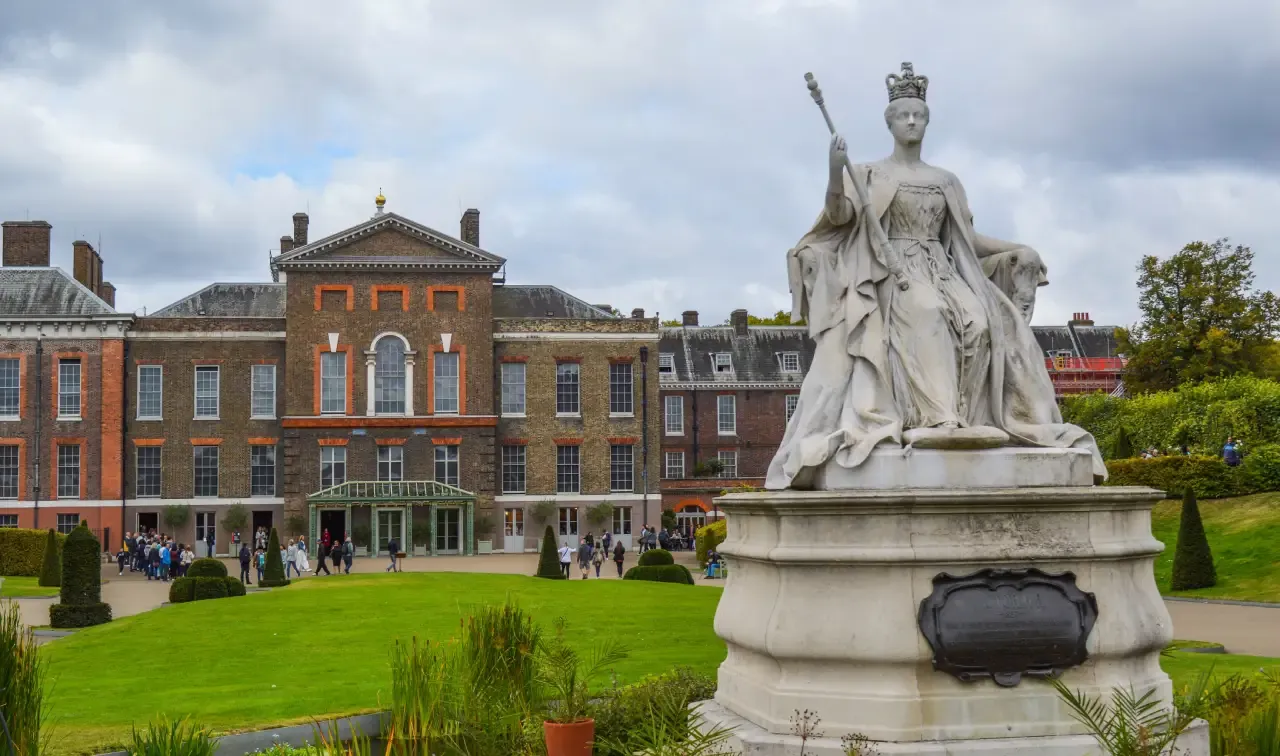 Queen Victoria statue at Kensington Palace