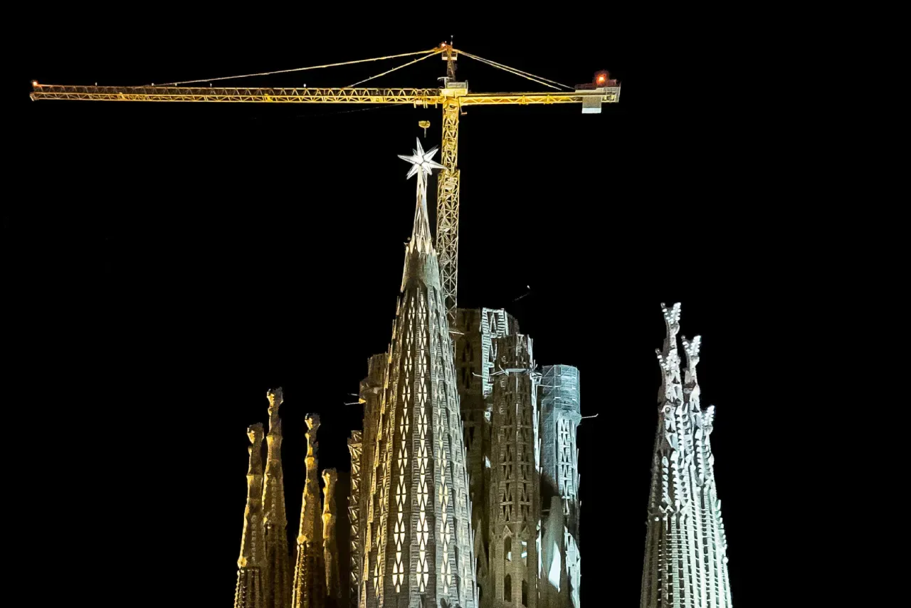 Sagrada Familia star at night