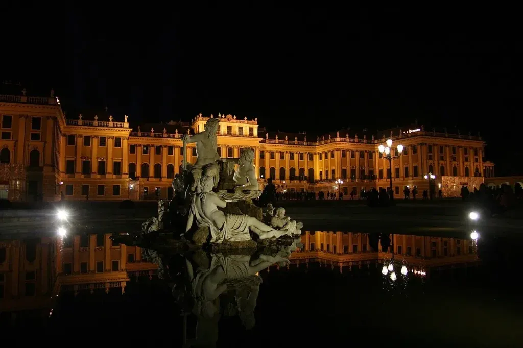 Schönbrunn Palace fountain at night