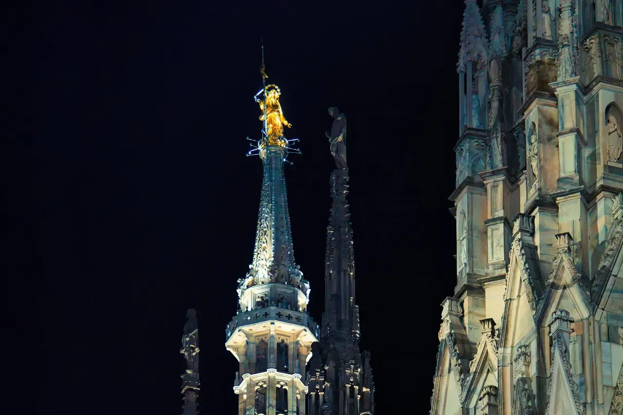 Sculpture of the Madonnina at night