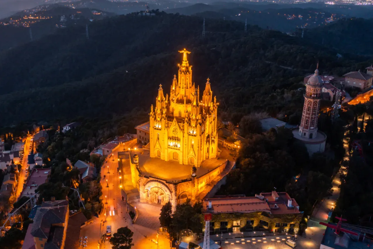 Temple Expiatori del Sagrat Cor night illumination